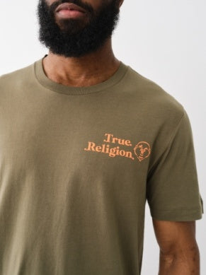 MEN OLIVE/ ORANGE TRUE RELIGION SS HAVE A NICE DAY PUFF TEE